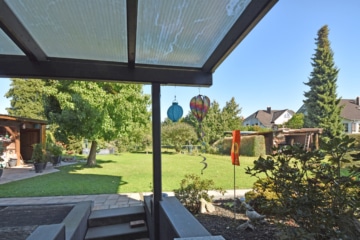 DIETZ: Eindrucksvolles 2-Familienhaus-Anwesen in attraktiven Wohnlage von Klein-Zimmern! - Gartenblick vom Kellerausgang (642091)