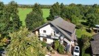 Luftbild Feldrandlage - DIETZ: Eindrucksvolles 2-Familienhaus-Anwesen in attraktiven Wohnlage von Klein-Zimmern!