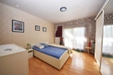 EG Schlafzimmer 1 von 1 - DIETZ: Eindrucksvolles 2-Familienhaus-Anwesen in attraktiven Wohnlage von Klein-Zimmern!