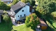 Luftbild - DIETZ: Eindrucksvolles 2-Familienhaus-Anwesen in attraktiven Wohnlage von Klein-Zimmern!