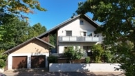 Luftbild Feldrandlage - DIETZ: Eindrucksvolles 2-Familienhaus-Anwesen in attraktiven Wohnlage von Klein-Zimmern!