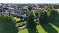 Luftbild Feldrandlage - DIETZ: Eindrucksvolles 2-Familienhaus-Anwesen in attraktiven Wohnlage von Klein-Zimmern!