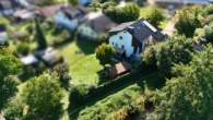 Luftbild Feldrandlage - DIETZ: Eindrucksvolles 2-Familienhaus-Anwesen in attraktiven Wohnlage von Klein-Zimmern!