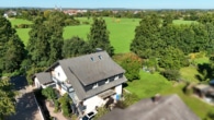 Luftbild Feldrandlage - DIETZ: Eindrucksvolles 2-Familienhaus-Anwesen in attraktiven Wohnlage von Klein-Zimmern!