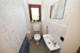 EG Gäste-WC - DIETZ: Eindrucksvolles 2-Familienhaus-Anwesen in attraktiven Wohnlage von Klein-Zimmern!