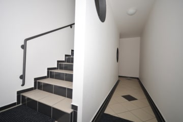 DIETZ: 3-Zimmer-Dachgeschosswohnung mit 2 Sonnen-Balkonen, Wanne+Dusche, Einbauküche - 6611-lang17#Treppenhaus (642738)