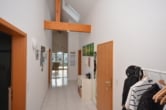 Diele hohe Decken - DIETZ: 3-Zimmer-Dachgeschosswohnung mit 2 Sonnen-Balkonen, Wanne+Dusche, Einbauküche