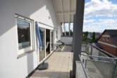 Großer Balkon - DIETZ: 3-Zimmer-Dachgeschosswohnung mit 2 Sonnen-Balkonen, Wanne+Dusche, Einbauküche