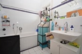 #Tageslichtbad mit Wanne+Dusche2 - DIETZ: 3-Zimmer-Dachgeschosswohnung mit 2 Sonnen-Balkonen, Wanne+Dusche, Einbauküche