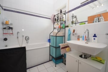 DIETZ: 3-Zimmer-Dachgeschosswohnung mit 2 Sonnen-Balkonen, Wanne+Dusche, Einbauküche - #Tageslichtbad mit Wanne+Dusche2 (642734)