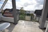Großer Balkon - DIETZ: 3-Zimmer-Dachgeschosswohnung mit 2 Sonnen-Balkonen, Wanne+Dusche, Einbauküche