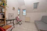 Schlafzimmer 2 von 2 - DIETZ: 3-Zimmer-Dachgeschosswohnung mit 2 Sonnen-Balkonen, Wanne+Dusche, Einbauküche