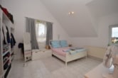 Schlafzimmer 1 von 2 - DIETZ: 3-Zimmer-Dachgeschosswohnung mit 2 Sonnen-Balkonen, Wanne+Dusche, Einbauküche