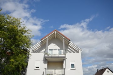 DIETZ: 3-Zimmer-Dachgeschosswohnung mit 2 Sonnen-Balkonen, Wanne+Dusche, Einbauküche - Ihre Sonnenwohnung (642741)