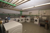 Gemeinsame Waschküche - DIETZ: 3-Zimmer-Dachgeschosswohnung mit 2 Sonnen-Balkonen, Wanne+Dusche, Einbauküche