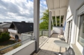 Großer Balkon - DIETZ: 3-Zimmer-Dachgeschosswohnung mit 2 Sonnen-Balkonen, Wanne+Dusche, Einbauküche