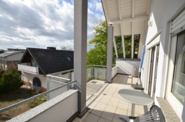 DIETZ: 3-Zimmer-Dachgeschosswohnung mit 2 Sonnen-Balkonen, Wanne+Dusche, Einbauküche - Großer Balkon (642745)