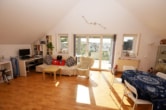 Wohnbereich - DIETZ: 3-Zimmer-Dachgeschosswohnung mit 2 Sonnen-Balkonen, Wanne+Dusche, Einbauküche