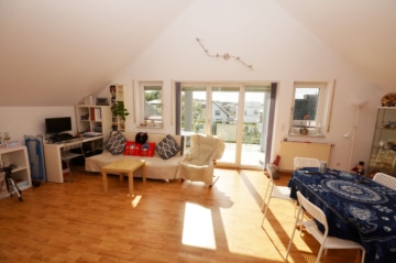 DIETZ: 3-Zimmer-Dachgeschosswohnung mit 2 Sonnen-Balkonen, Wanne+Dusche, Einbauküche - Wohnbereich (642747)