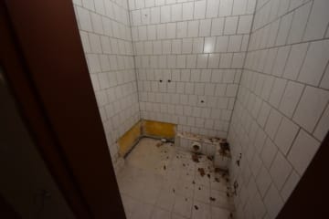 DIETZ: Gebäude mit vielen Nutzungsmöglichk.: Event-Location, Vergnügungsstätte, Wohnungen oder Büro - Eines der zahlreichen Duschbäder (640527)