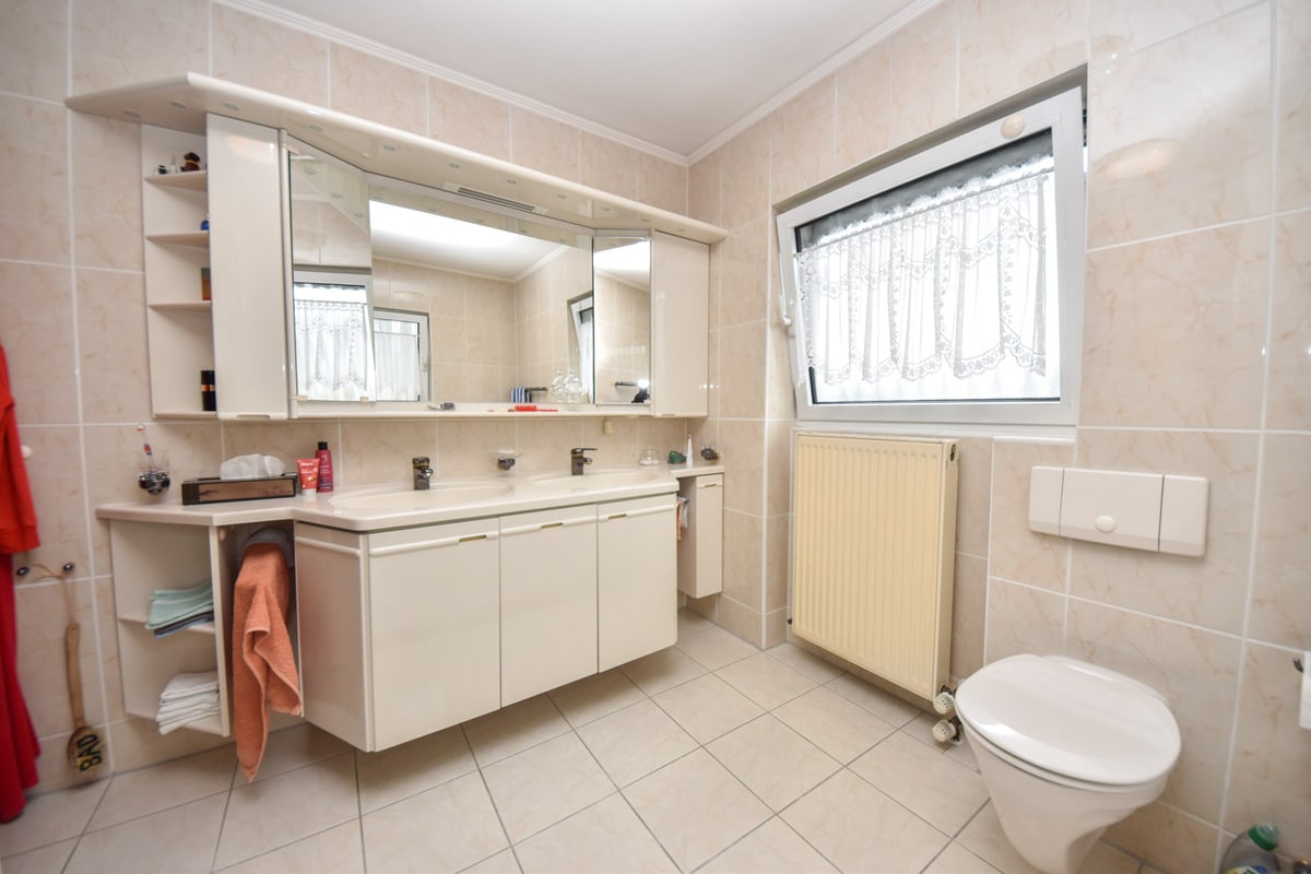 Tageslicht Badezimmer mit Wanne und Dusche