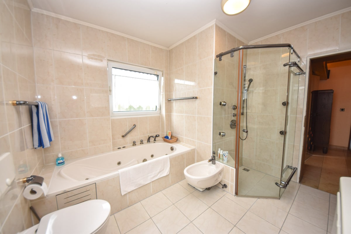 Tageslicht Badezimmer mit Wanne und Dusche EG