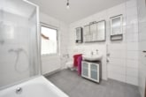 DIETZ: 3-4 Zimmer-Wohnung im ersten Obergeschoss mit Einbauküche in ruhiger Lage von Groß-Zimmern! - Tageslicht Badezimmer mit Wanne und Dusche