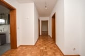 DIETZ: 3-4 Zimmer-Wohnung im ersten Obergeschoss mit Einbauküche in ruhiger Lage von Groß-Zimmern! - Flur