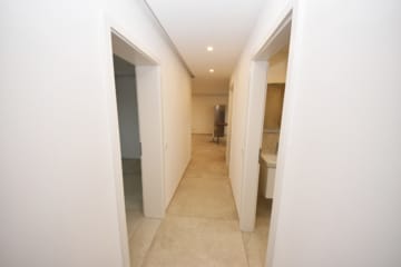 DIETZ: Gehobene 3-Zimmer Büro- Praxisfläche mit hochwertiger Einbauküche, Tageslichtbad, Kunden-WC! - Flur zum Büro 1 (625154)