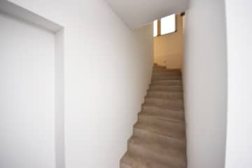 DIETZ: Gehobene 3-Zimmer Büro- Praxisfläche mit hochwertiger Einbauküche, Tageslichtbad, Kunden-WC! - Treppenaufgang zum Gewerbe (625157)