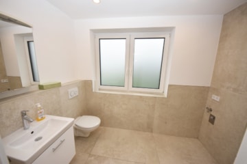 DIETZ: Gehobene 3-Zimmer Büro- Praxisfläche mit hochwertiger Einbauküche, Tageslichtbad, Kunden-WC! - Tageslichtbad barrierefreie Dusche (625156)