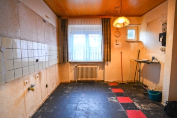 DIETZ: Reihenmittelhaus mit Garage, Keller und Garten in beliebter Lage Dieburgs! - Küche EG (651519)