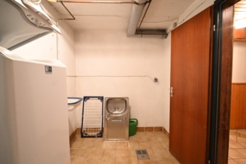 DIETZ: Reihenmittelhaus mit Garage, Keller und Garten in beliebter Lage Dieburgs! - Waschküche KG (651538)