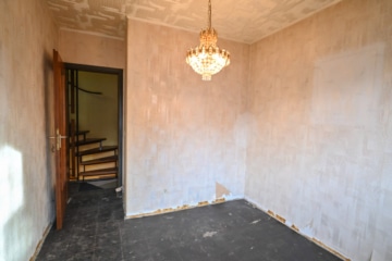 DIETZ: Reihenmittelhaus mit Garage, Keller und Garten in beliebter Lage Dieburgs! - Kleines Schlafzimmer OG 1 (651509)