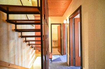 DIETZ: Reihenmittelhaus mit Garage, Keller und Garten in beliebter Lage Dieburgs! - Flur OG (651514)