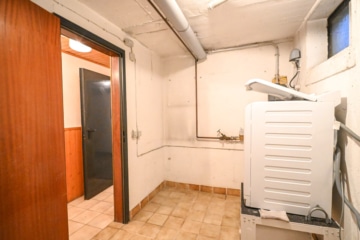 DIETZ: Reihenmittelhaus mit Garage, Keller und Garten in beliebter Lage Dieburgs! - Waschküche KG (651537)