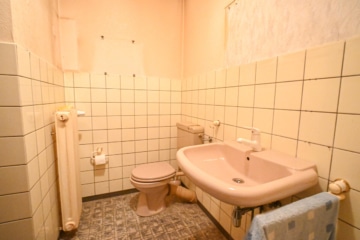 DIETZ: Reihenmittelhaus mit Garage, Keller und Garten in beliebter Lage Dieburgs! - Badezimmer OG (651506)