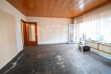 DIETZ: Reihenmittelhaus mit Garage, Keller und Garten in beliebter Lage Dieburgs! - Wohnzimmer EG (651527)