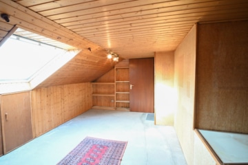 DIETZ: Reihenmittelhaus mit Garage, Keller und Garten in beliebter Lage Dieburgs! - Kleines Zimmer DG (651516)