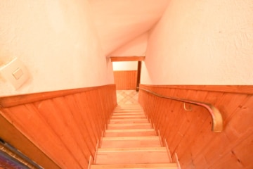 DIETZ: Reihenmittelhaus mit Garage, Keller und Garten in beliebter Lage Dieburgs! - Treppenabgang KG (651518)