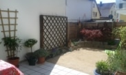 DIETZ: 3-Zi.-Terrassenwohnung mit Einbauküche, Fußbodenheizung, G-WC, PKW-Stellplatz - Ober-Roden - Terrasse und -Gartenfläche-