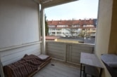 DIETZ: 3-Zimmer-Wohnung im ersten OG mit Balkon, optionaler Einbauküche - PKW-Stellplatz! - Balkon bzw Loggia
