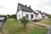 Vorgarten - DIETZ: Einfamilienhaus mit Garage, großem Garten in einer ruhigen Randlage! Wohnhausanbau möglich!
