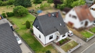 Luftansicht - DIETZ: Einfamilienhaus mit Garage, großem Garten in einer ruhigen Randlage! Wohnhausanbau möglich!