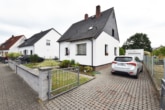 Außenansicht - DIETZ: Einfamilienhaus mit Garage, großem Garten in einer ruhigen Randlage! Wohnhausanbau möglich!