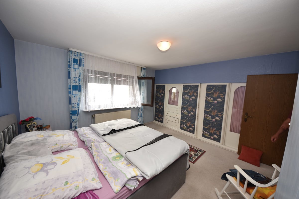 Schlafzimmer 1 mit großem Einbauschrank