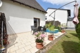 Terrasse - DIETZ: Einfamilienhaus mit Garage, großem Garten in einer ruhigen Randlage! Wohnhausanbau möglich!