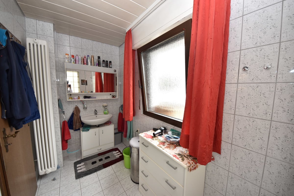 Tageslichtbad mit Wanne2