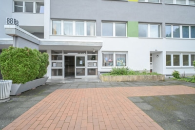 DIETZ: 2-Zimmer-Obergeschosswohnung in Rodgau Nieder-Roden – wenige Minuten vom Bahnhof entfernt! - Eingang Wohnhaus (697700)