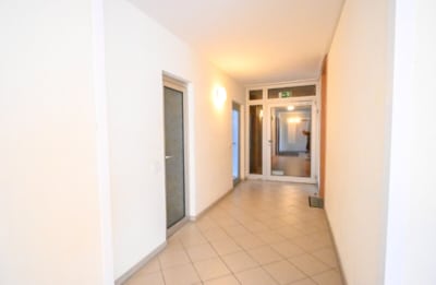 DIETZ: 2-Zimmer-Obergeschosswohnung in Rodgau Nieder-Roden – wenige Minuten vom Bahnhof entfernt! - Treppenhaus (697697)